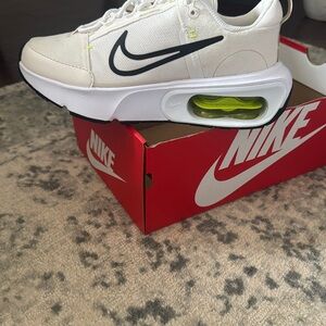 Nike White and Black Sneakers